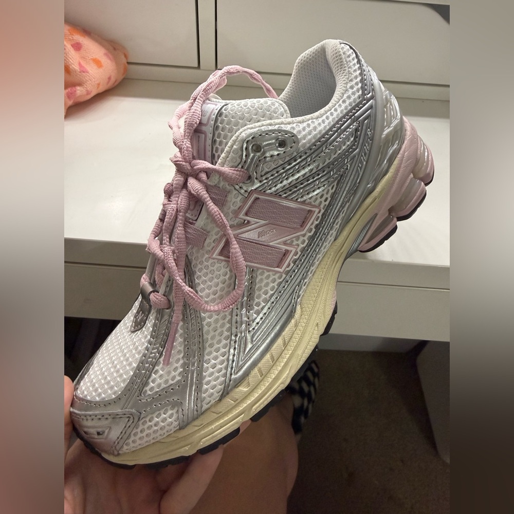 BNIB • WOMEN'S NEW BALANCE 1906R